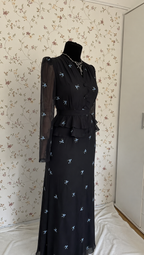 Schwarzes Maxi-Set mit blauem Blumenmuster