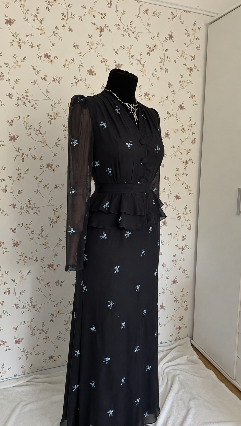 Schwarzes Maxi-Set mit blauem Blumenmuster