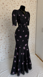 Schwarzes Maxi-Kleid mit rosafarbenem Rosenmuster