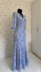 Hellblaues Maxi-Kleid mit großem Blumenmuster