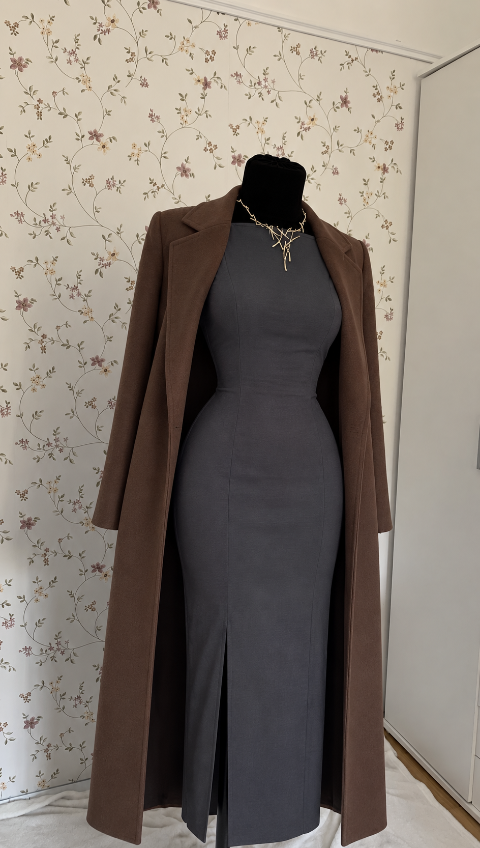 Dunkelgraues Maxikleid mit braunem Langmantel – 2-teiliges Set