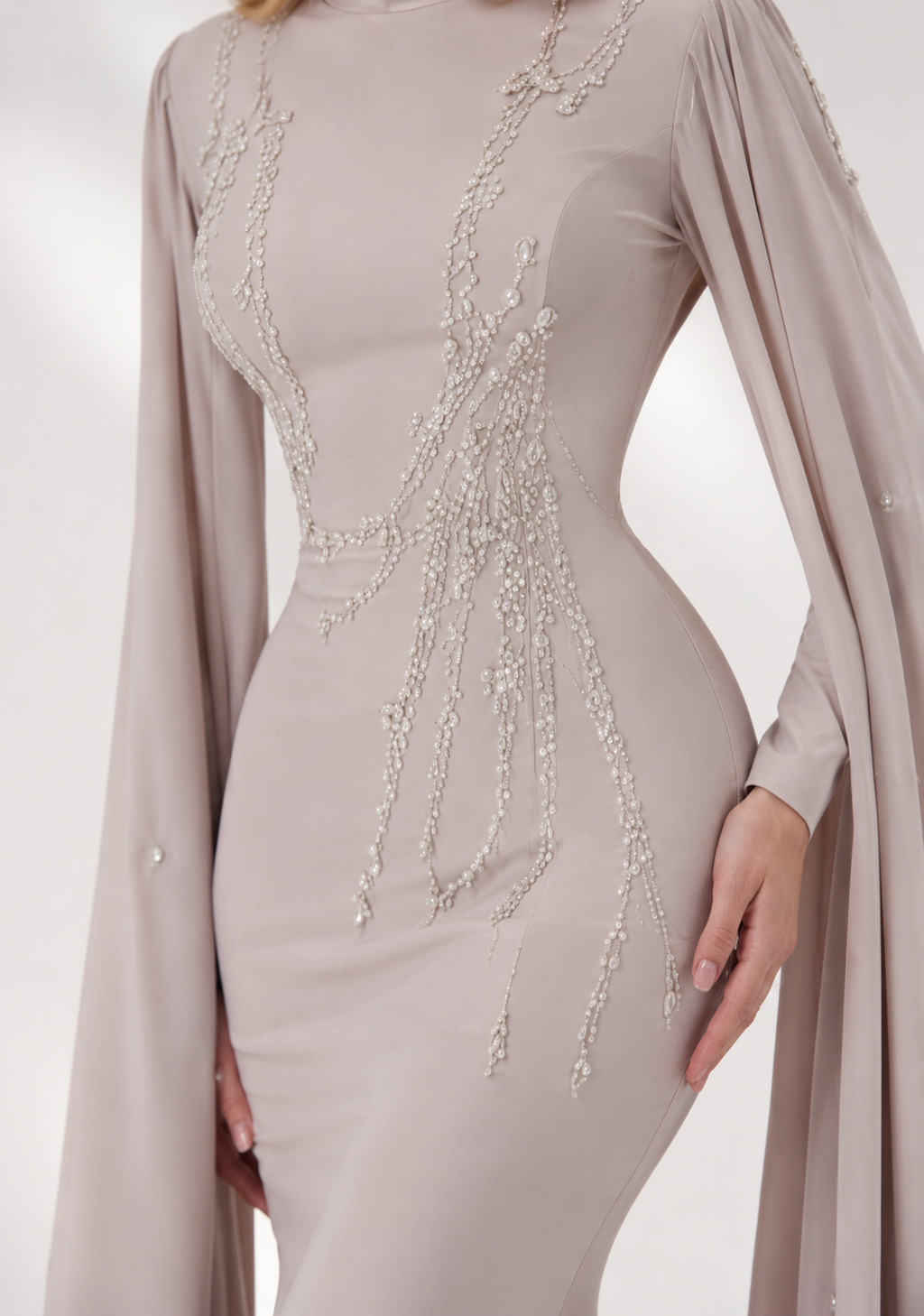 Meerjungfrau-Maxikleid mit Cape-Ärmeln und Perlenstickerei