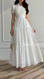 Weißes Maxi-Kleid mit Lochstickerei und Stufenrock
