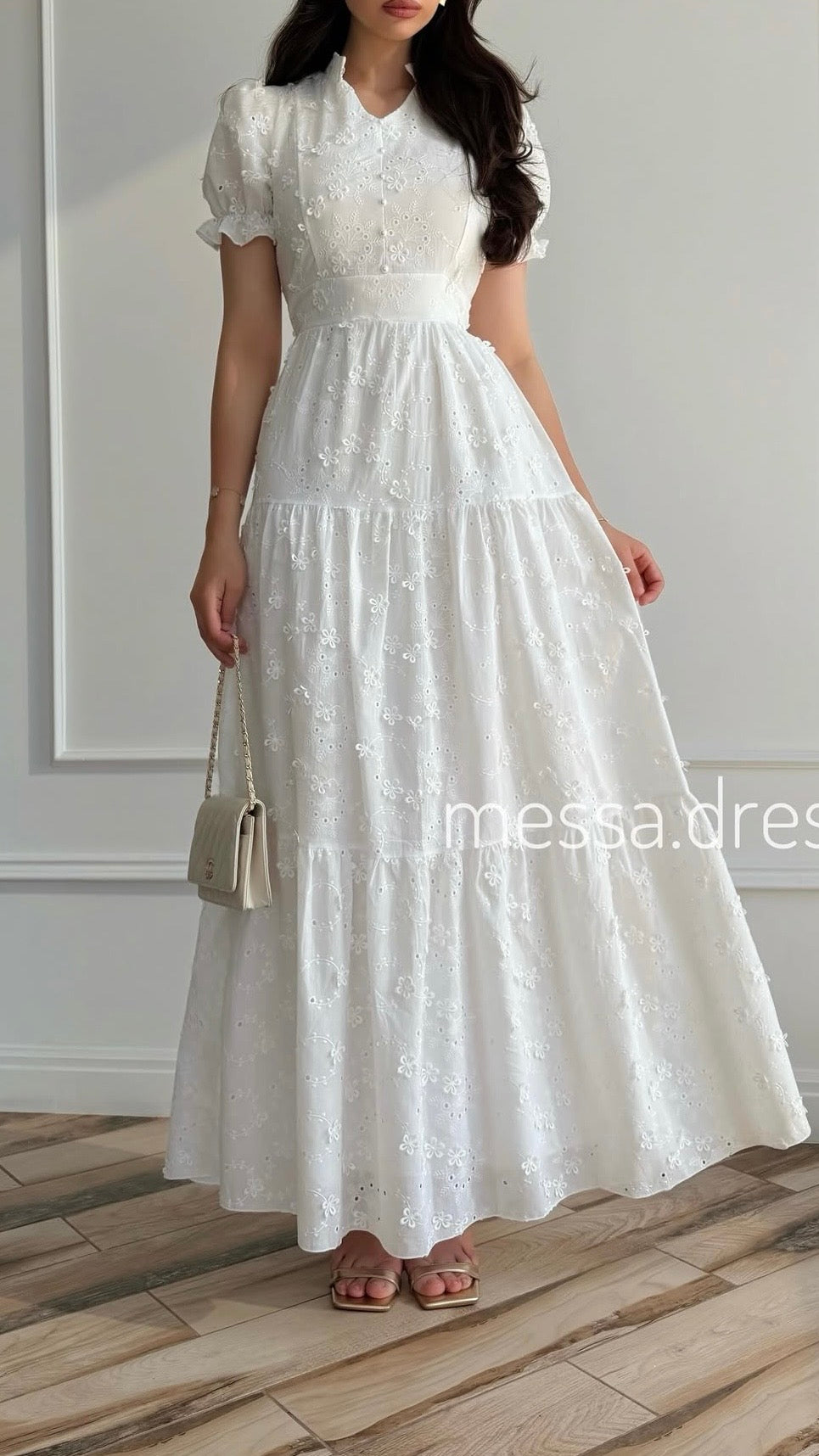 Weißes Maxi-Kleid mit Lochstickerei und Stufenrock