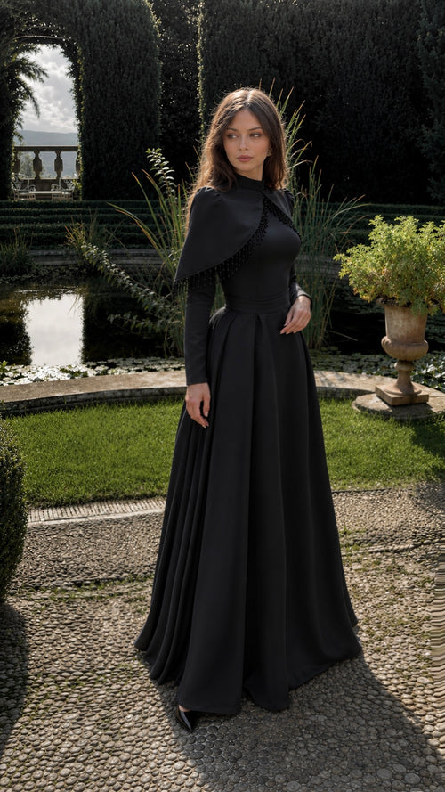 Abendkleid mit Cape und Perlenverzierung