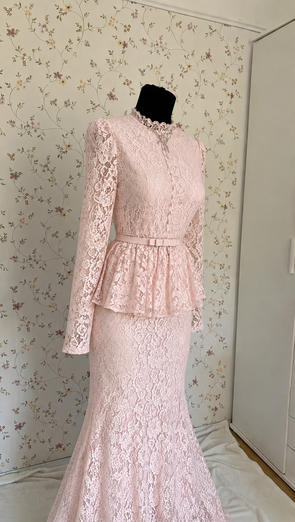 Rosafarbenes zweiteiliges Maxi-Set aus Spitze