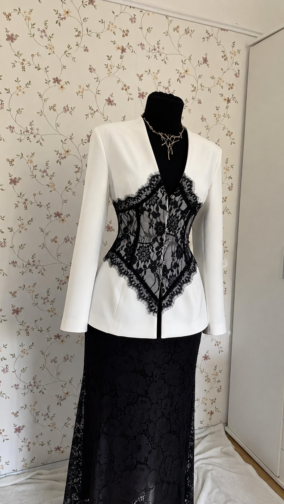 zweiteiliges Maxi-Set in Weiß und Schwarz mit Spitze