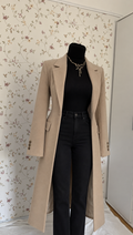 Elegantes 3-teiliges Outfit mit beigem Mantel, schwarzer Hose und schwarzem Oberteil hoher Kragen