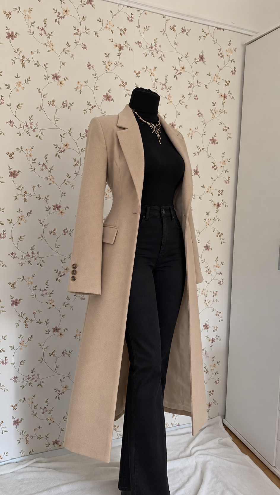Elegantes 3-teiliges Outfit mit beigem Mantel, schwarzer Hose und schwarzem Oberteil hoher Kragen