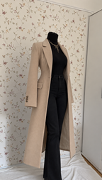 Elegantes 3-teiliges Outfit mit beigem Mantel, schwarzer Hose und schwarzem Oberteil hoher Kragen