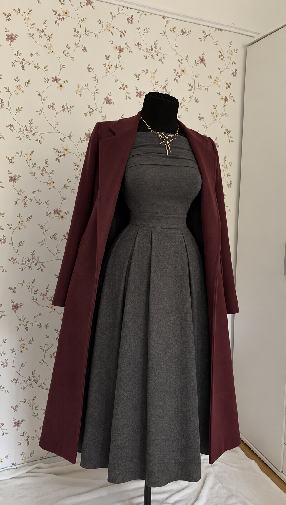 Elegantes graues Langarm-Maxikleid mit bordeauxrotem Mantel