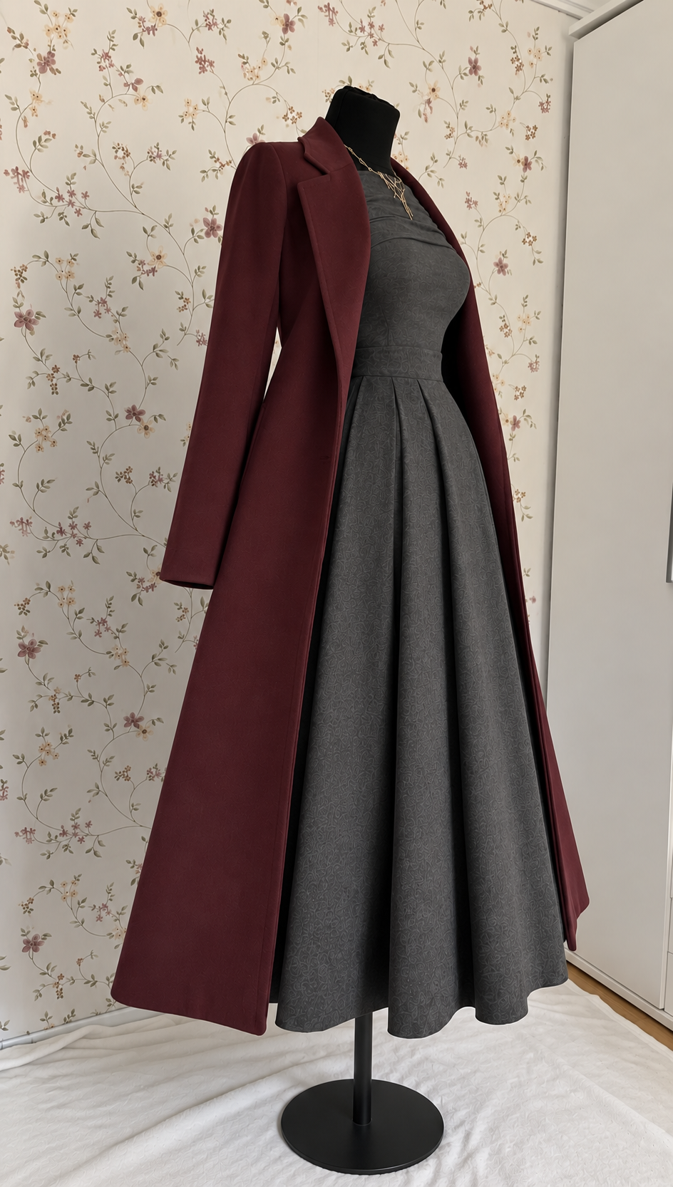 Elegantes graues Langarm-Maxikleid mit bordeauxrotem Mantel