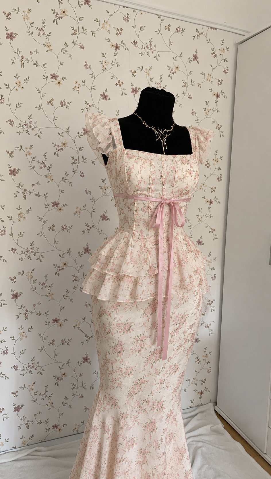 Cremefarbenes Meerjungfrau-Abendkleid mit Blumenmuster
