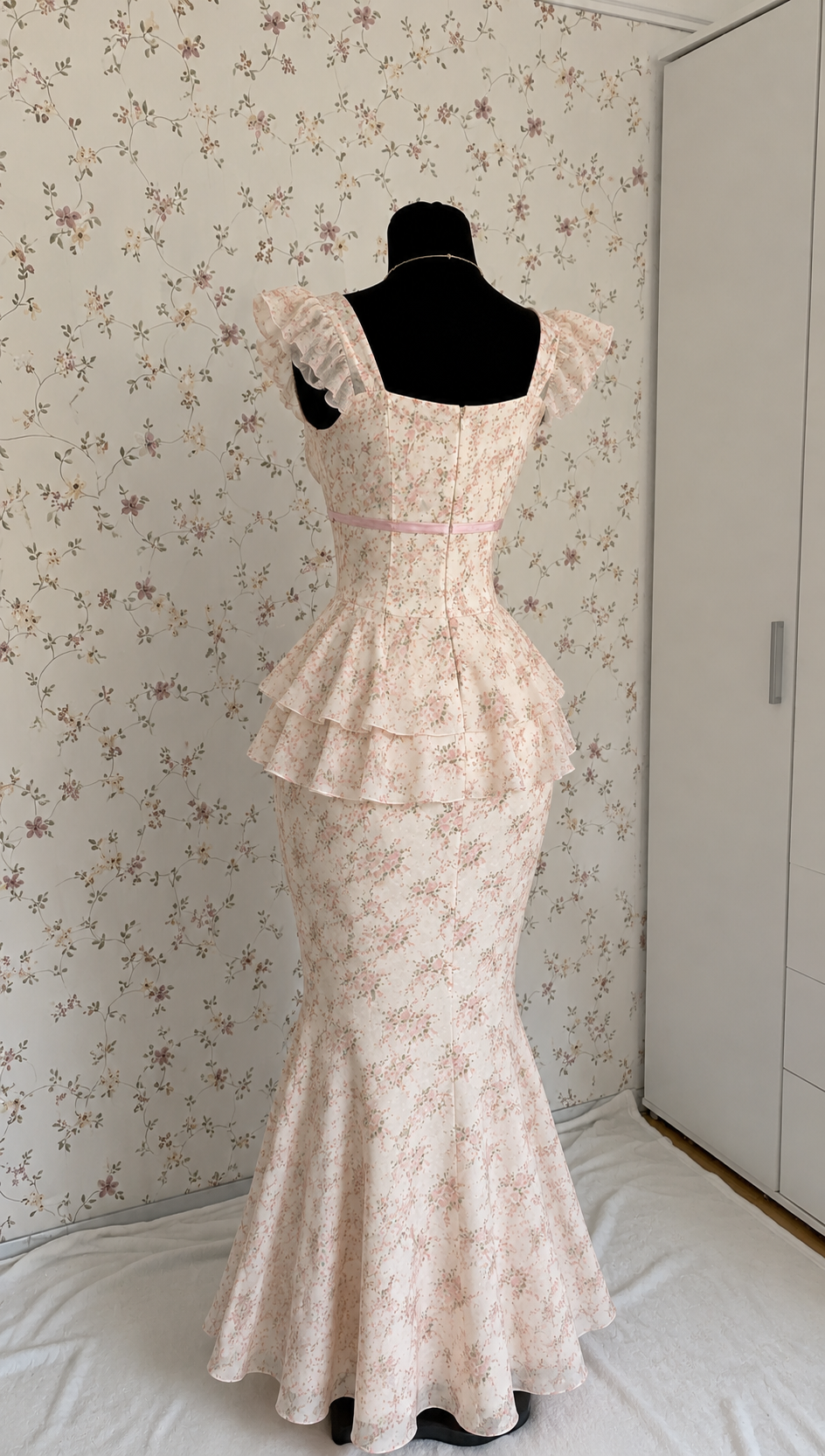 Cremefarbenes Meerjungfrau-Abendkleid mit Blumenmuster