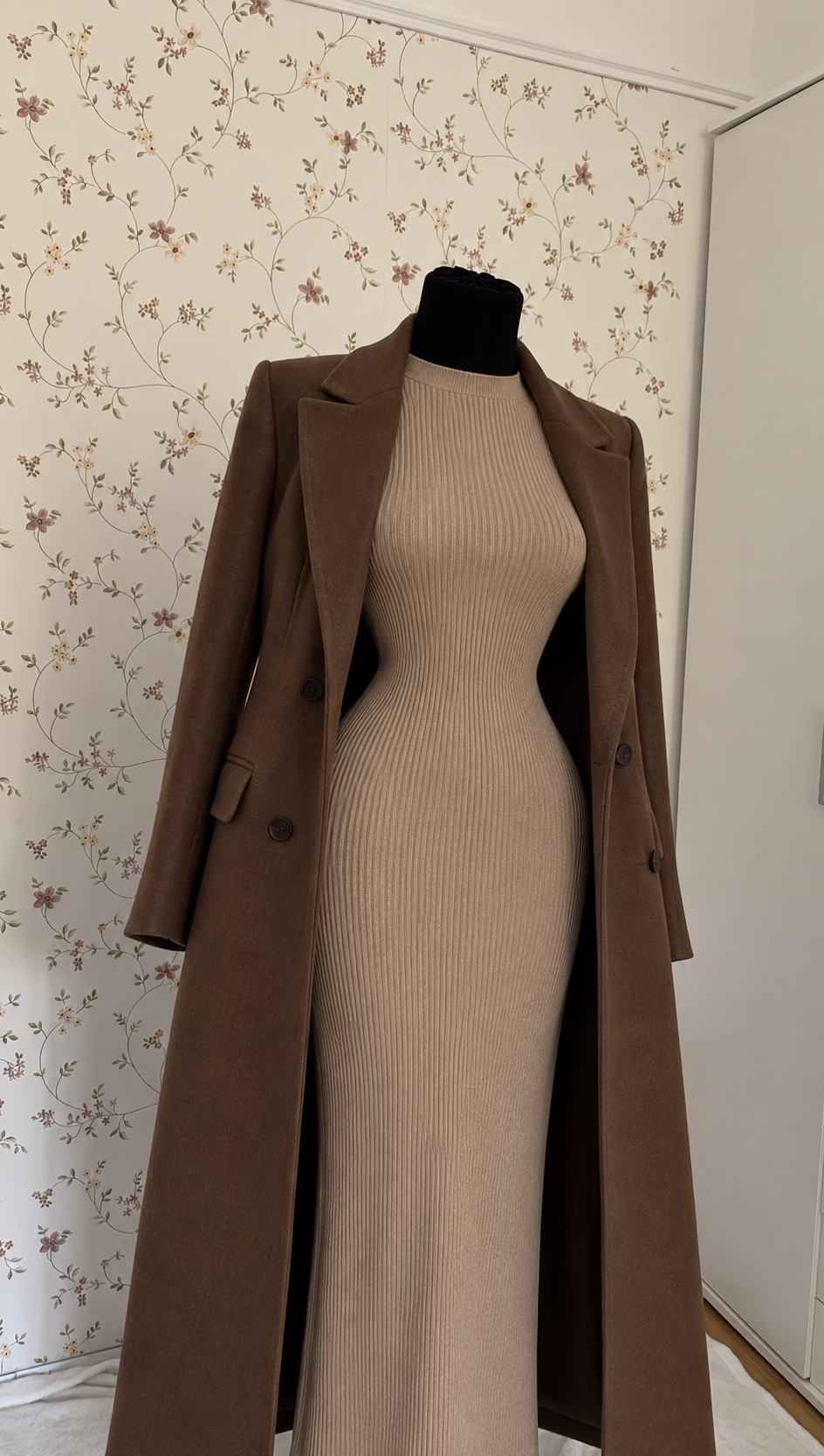 Langarmiges Strickkleid-Set mit braunem Mantel