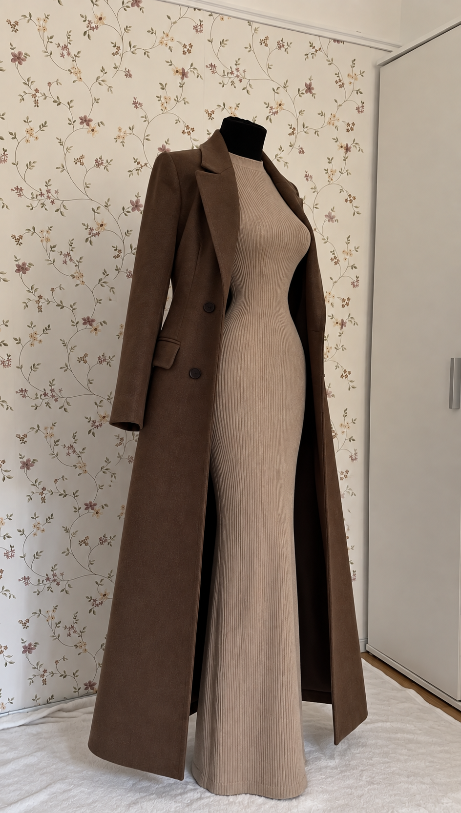 Langarmiges Strickkleid-Set mit braunem Mantel
