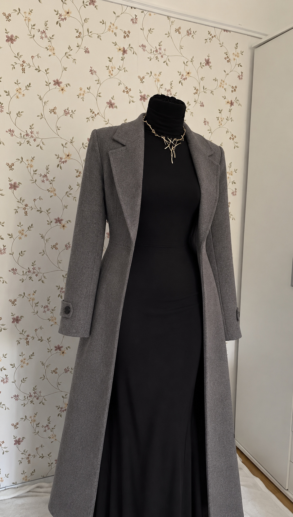 Elegantes schwarzes Langarm-Maxikleid mit grauem Mantel