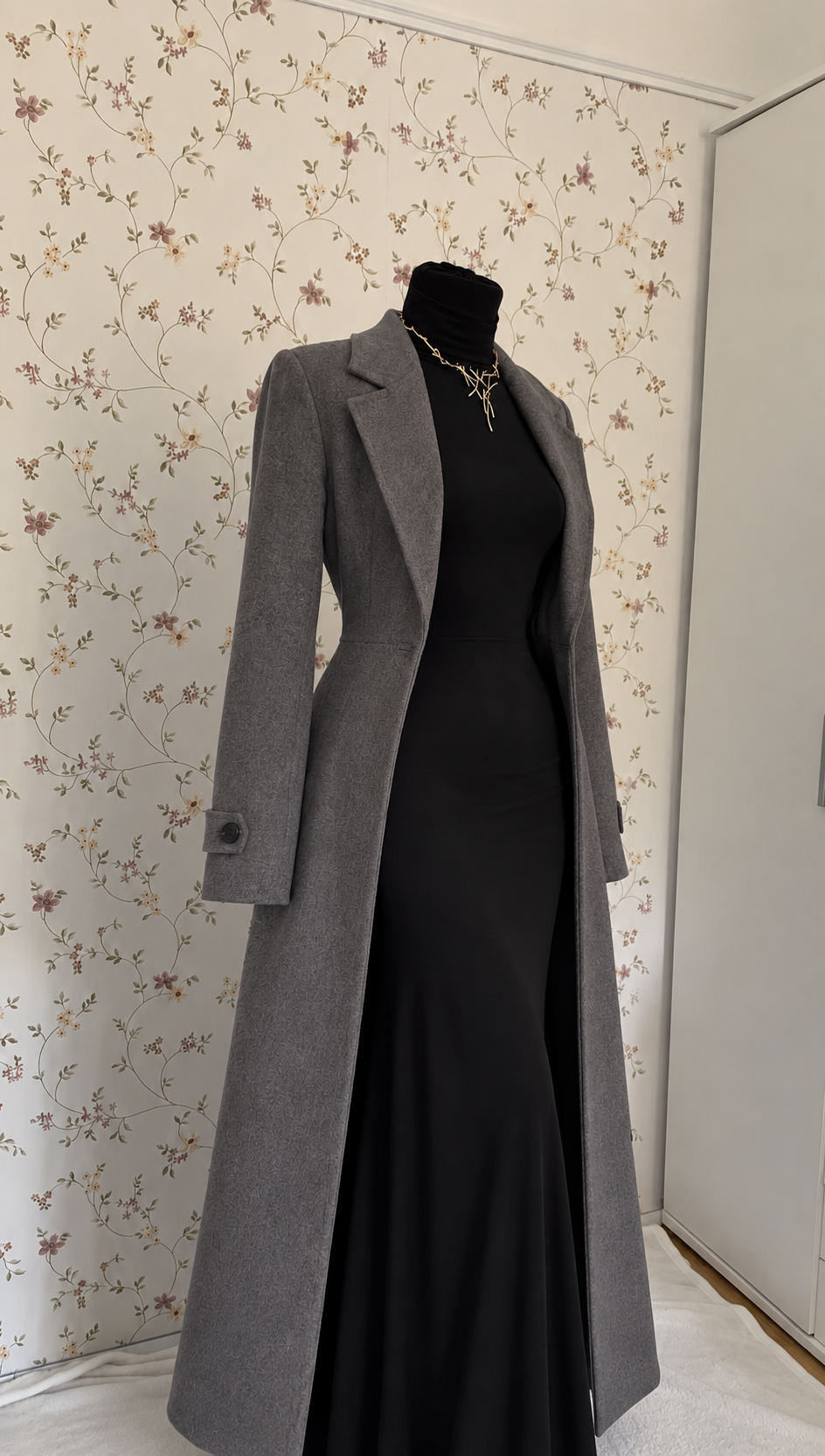 Elegantes schwarzes Langarm-Maxikleid mit grauem Mantel