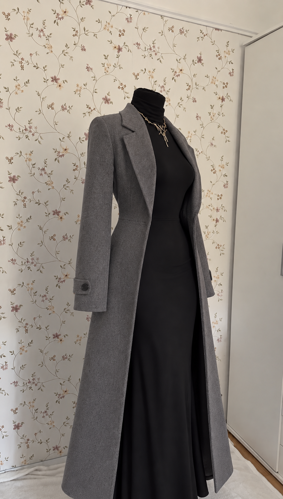 Elegantes schwarzes Langarm-Maxikleid mit grauem Mantel