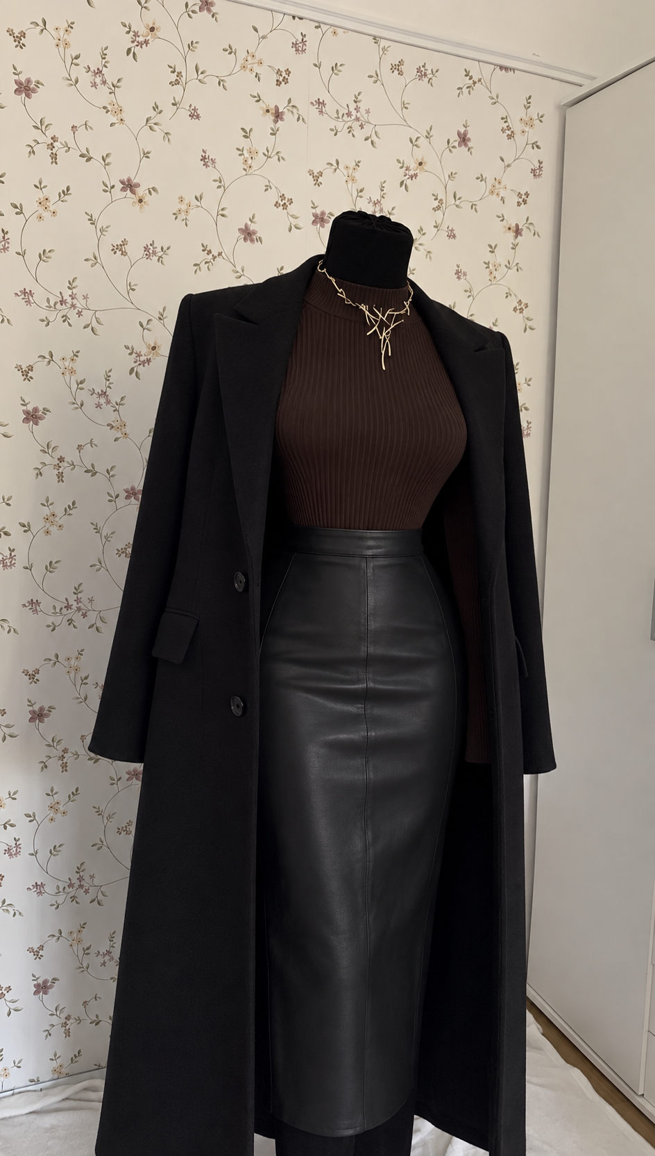 3-teiliges Outfit mit schwarzem Mantel & Lederrock