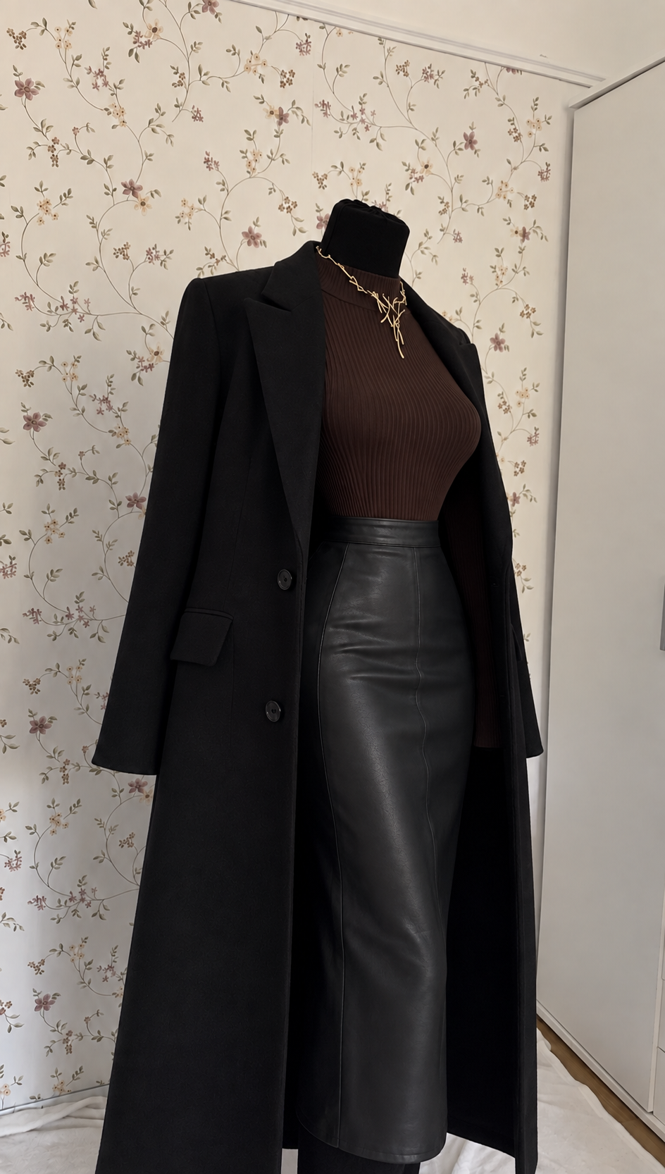 3-teiliges Outfit mit schwarzem Mantel & Lederrock
