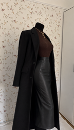 3-teiliges Outfit mit schwarzem Mantel & Lederrock