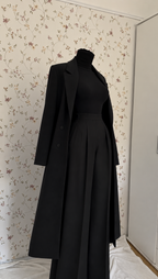 Elegantes 3-teiliges schwarzes Outfit mit Anzugshose & Mantel