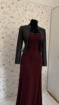 Bordeauxrotes Maxikleid mit schwarzer Lederjacke