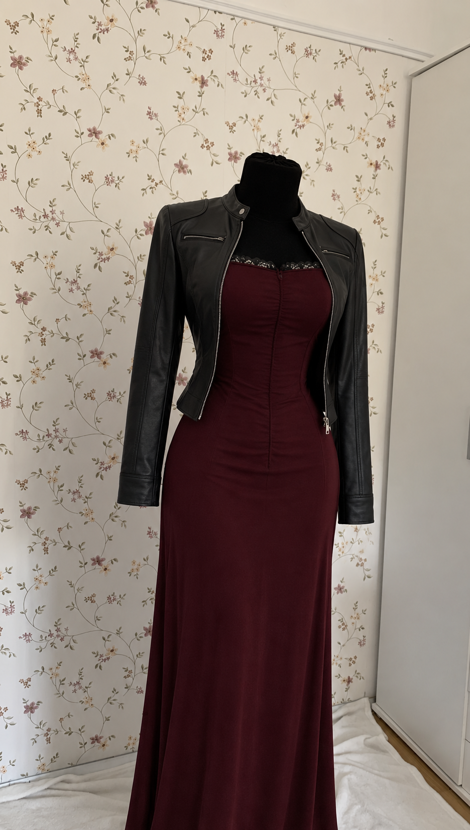 Bordeauxrotes Maxikleid mit schwarzer Lederjacke