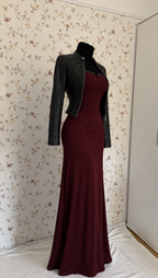 Bordeauxrotes Maxikleid mit schwarzer Lederjacke