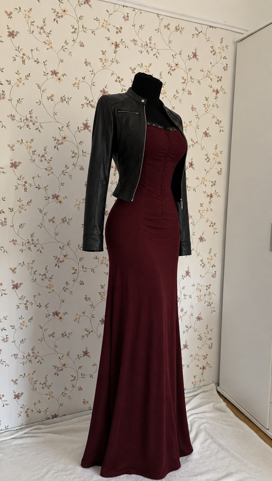 Bordeauxrotes Maxikleid mit schwarzer Lederjacke