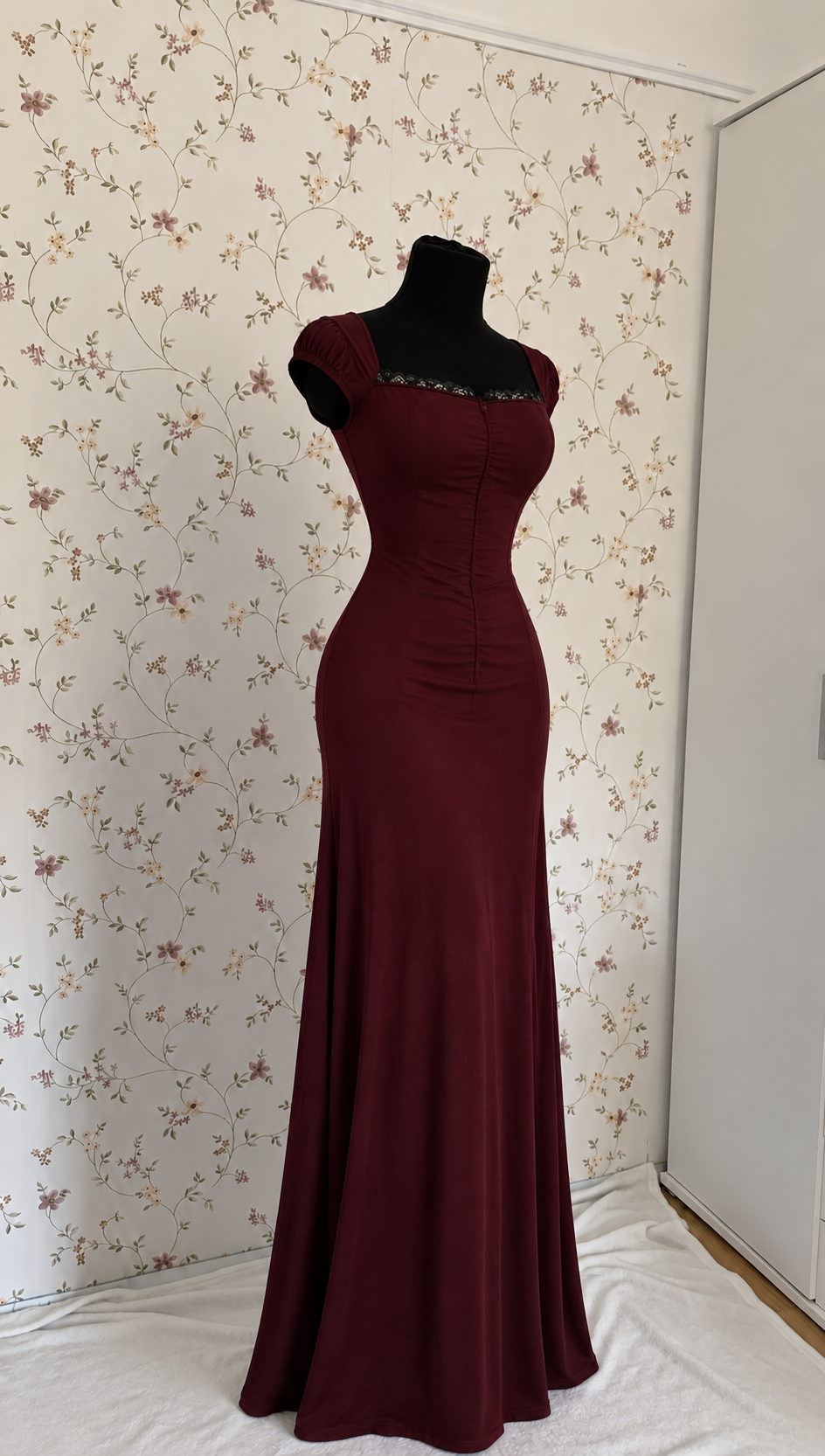 Bordeauxrotes Maxikleid mit schwarzer Lederjacke