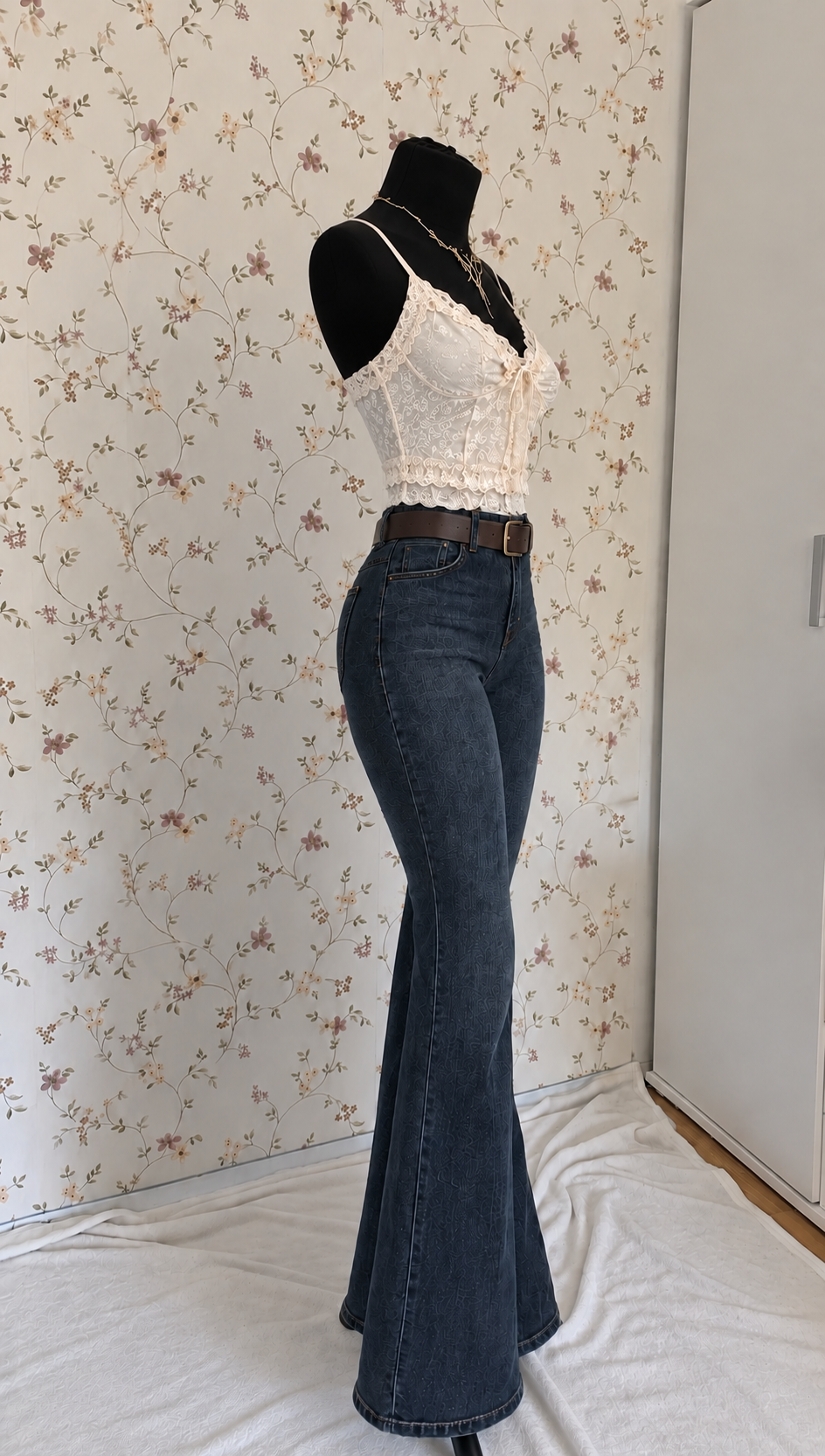 Cremefarbenes Top mit Schlagjeans, Strickcardigan & Gürtel – 4-teiliges Set