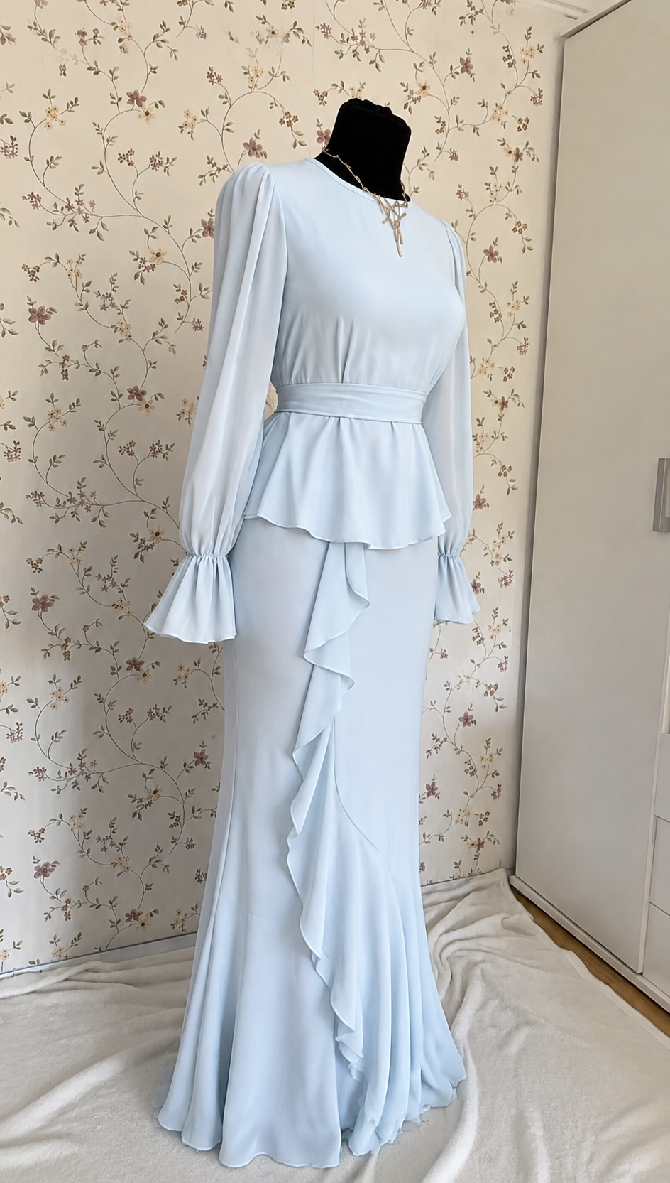 Hellblaues zweiteiliges Maxi-Set mit Volantdetails