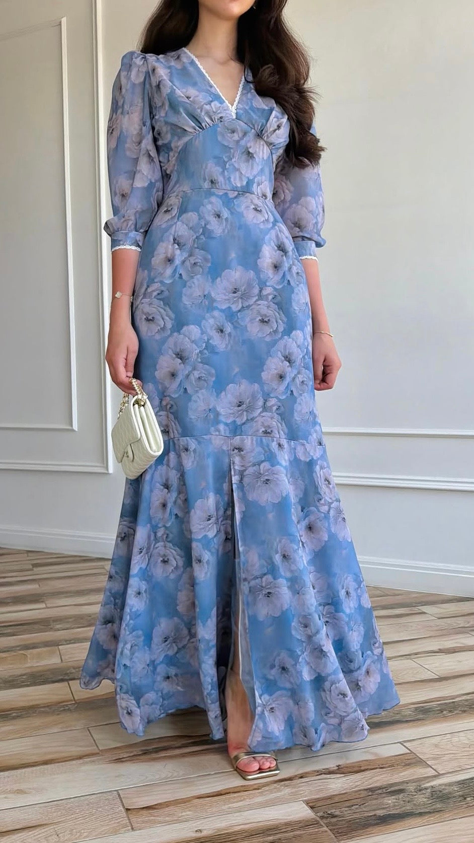 Hellblaues Maxi-Kleid mit großem Blumenmuster