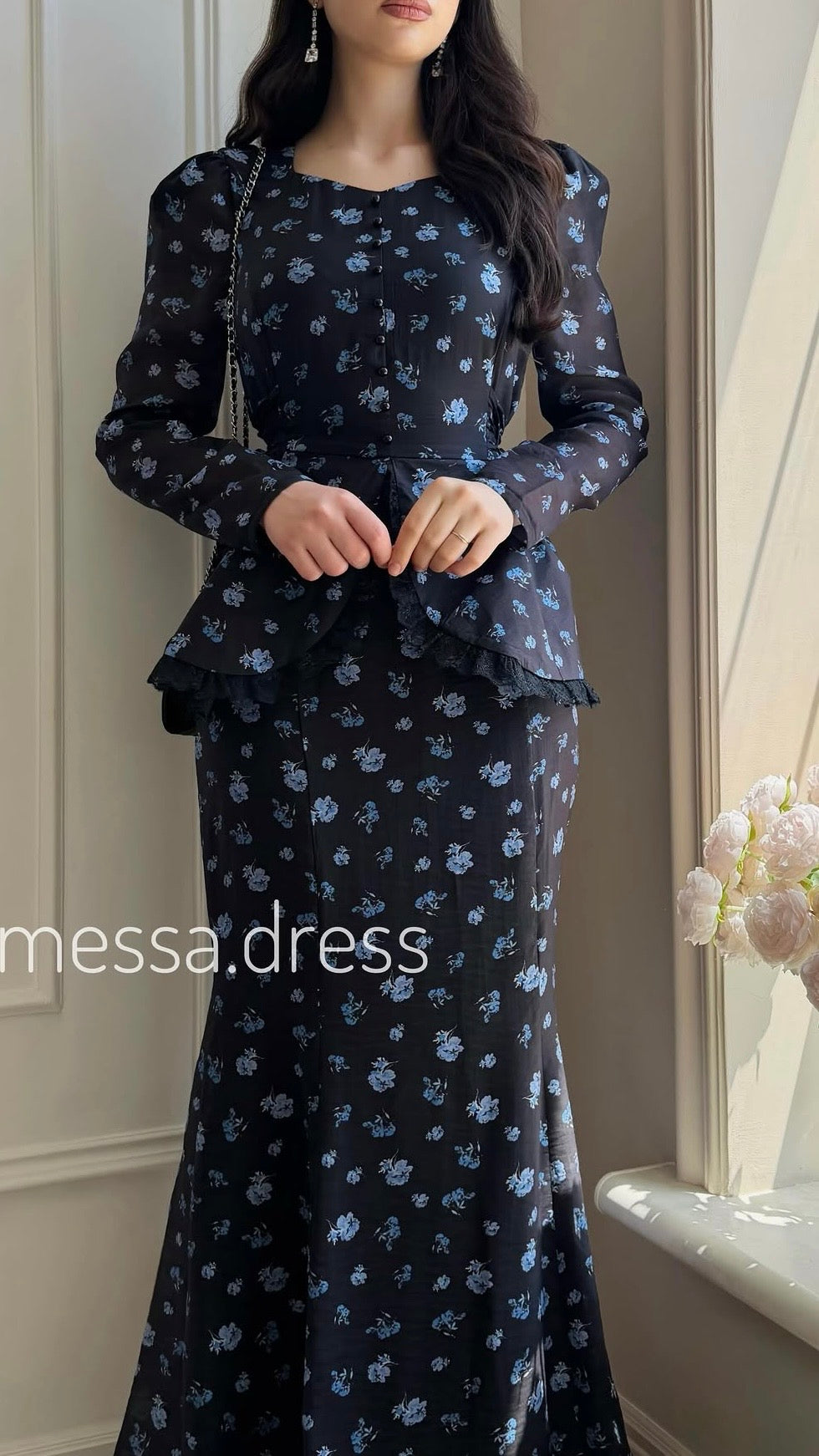 Schwarzes zweiteiliges Maxi-Set mit blauem Blumenmuster
