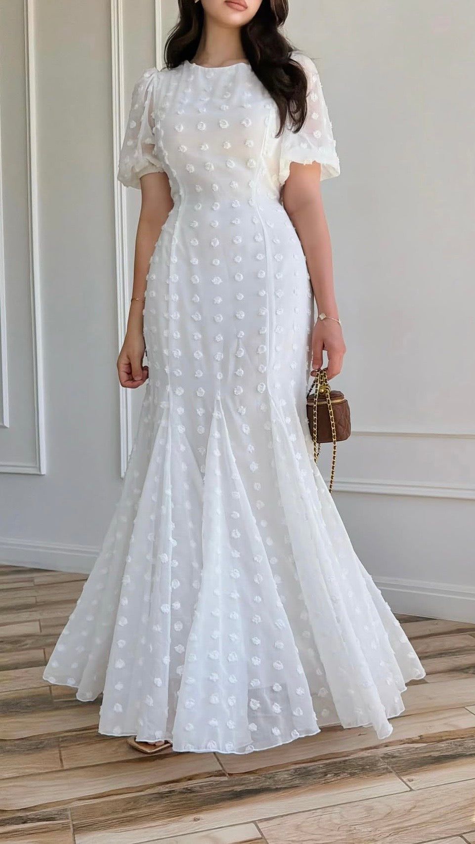 Weißes Maxi-Kleid mit Strukturmuster und ausgestellten Ärmeln