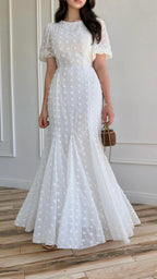 Weißes Maxi-Kleid mit Strukturmuster und ausgestellten Ärmeln