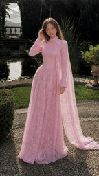 Rosafarbenes Spitzen-Maxikleid mit Schleppenschal