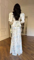 zweiteiliges Set in Weiß mit hellblauem Blumenmuster