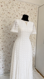 Weißes Maxi-Kleid mit Strukturmuster und ausgestellten Ärmeln