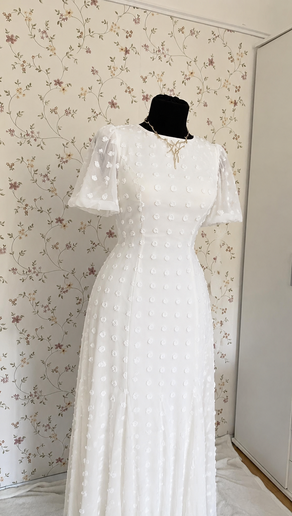 Weißes Maxi-Kleid mit Strukturmuster und ausgestellten Ärmeln