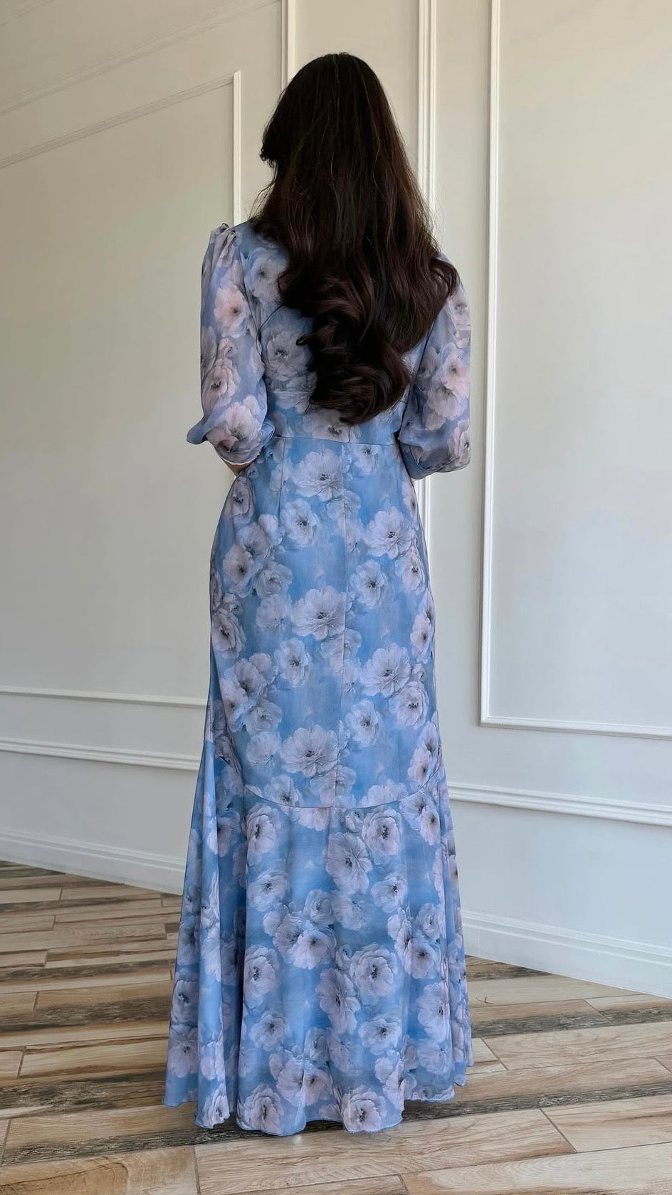 Hellblaues Maxi-Kleid mit großem Blumenmuster