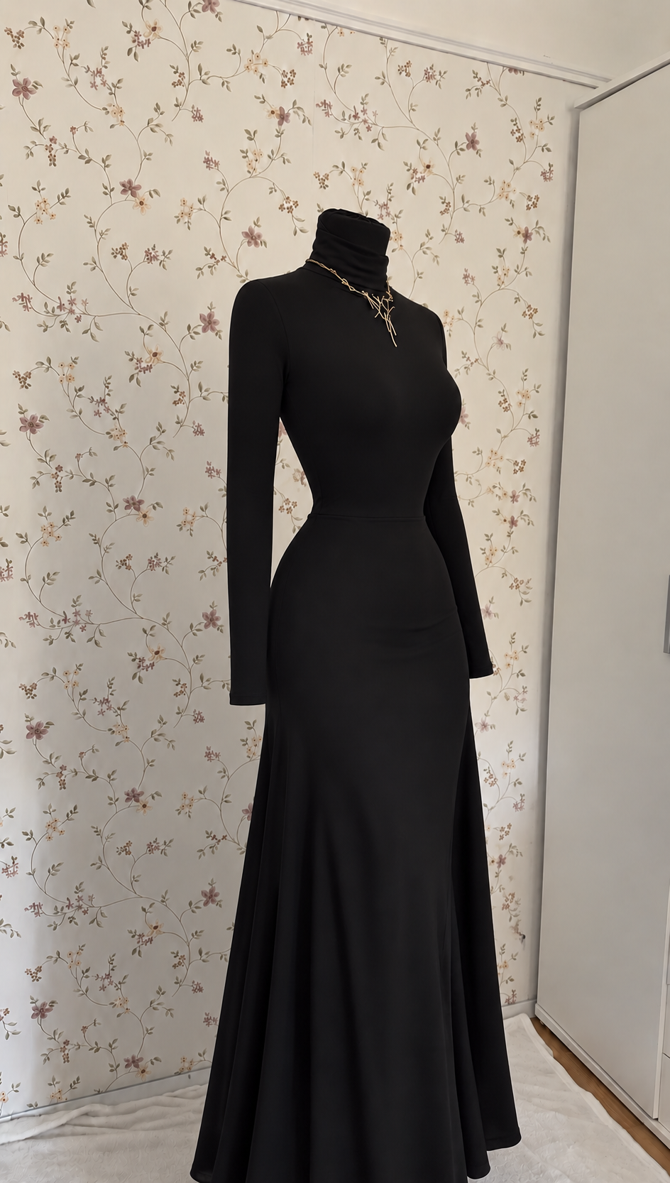 Elegantes schwarzes Langarm-Maxikleid mit grauem Mantel