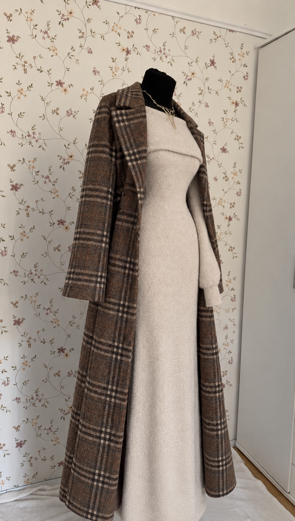 Beiges Strick-Maxikleid mit kariertem Mantel – 2-teiliges Set