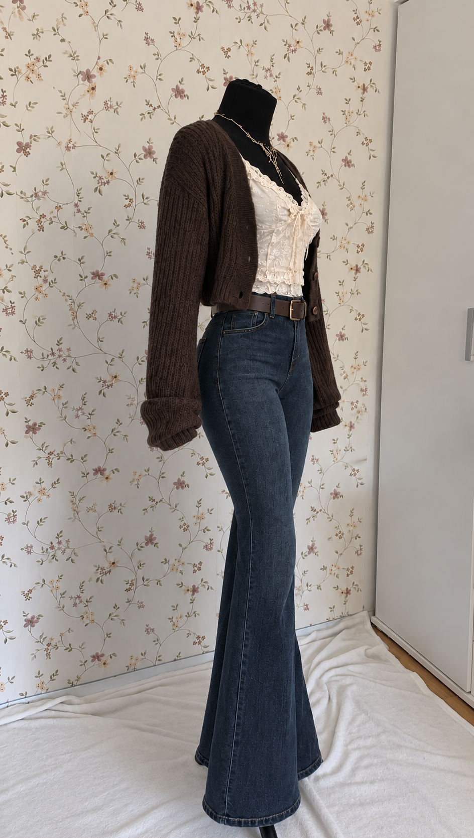 Cremefarbenes Top mit Schlagjeans, Strickcardigan & Gürtel – 4-teiliges Set