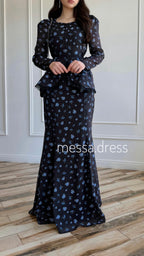 Schwarzes zweiteiliges Maxi-Set mit blauem Blumenmuster
