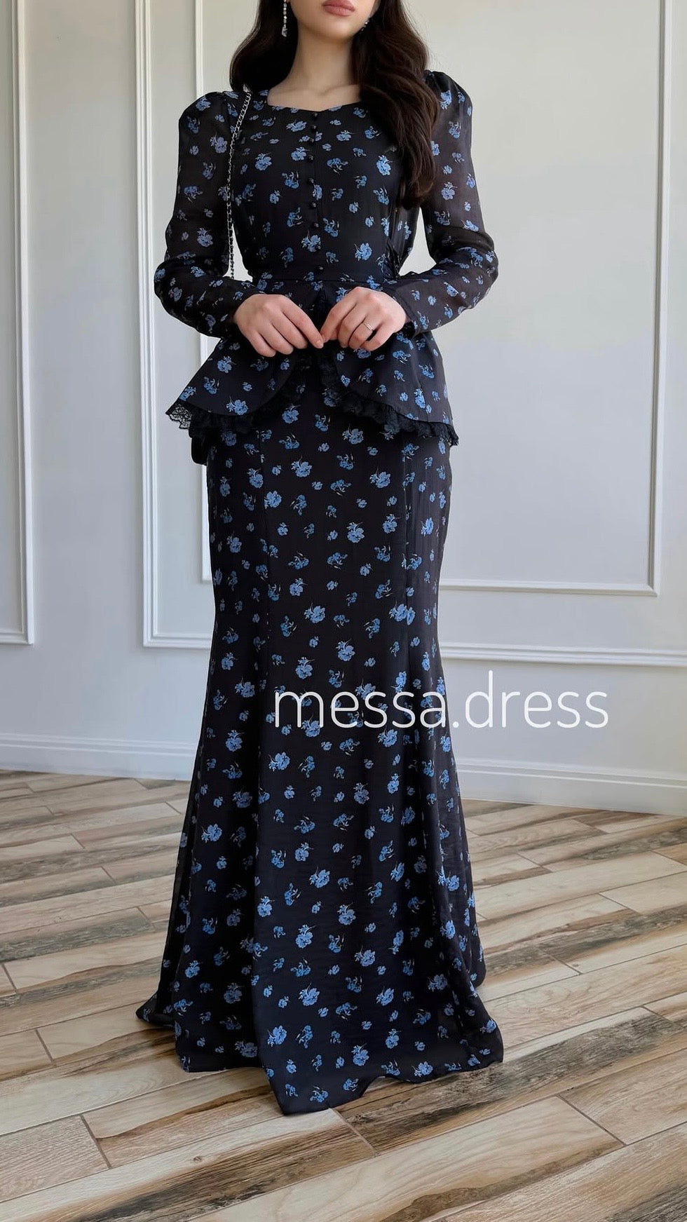 Schwarzes zweiteiliges Maxi-Set mit blauem Blumenmuster
