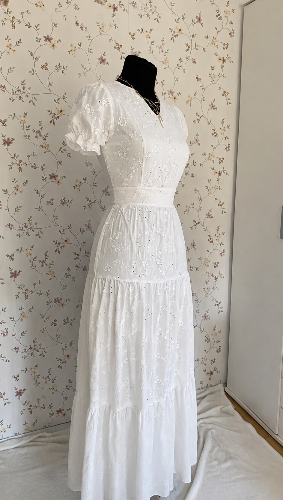 Weißes Maxi-Kleid mit Lochstickerei und Stufenrock