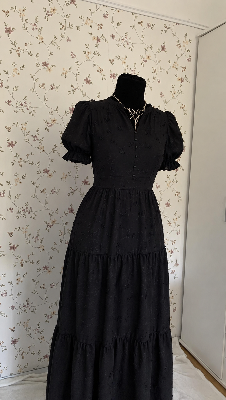 Schwarzes Maxi-Kleid mit Strukturmuster und Stufenrock